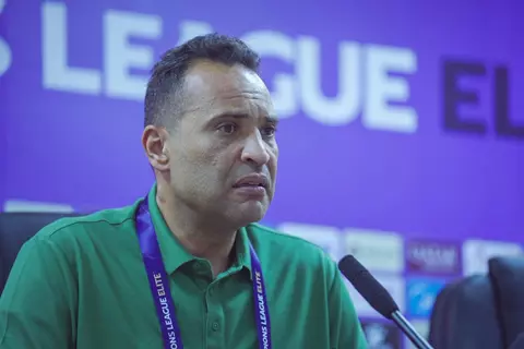 مؤمن سليمان ردًا على شائعة وفاته: "أنا في المطار وراجع بغداد"